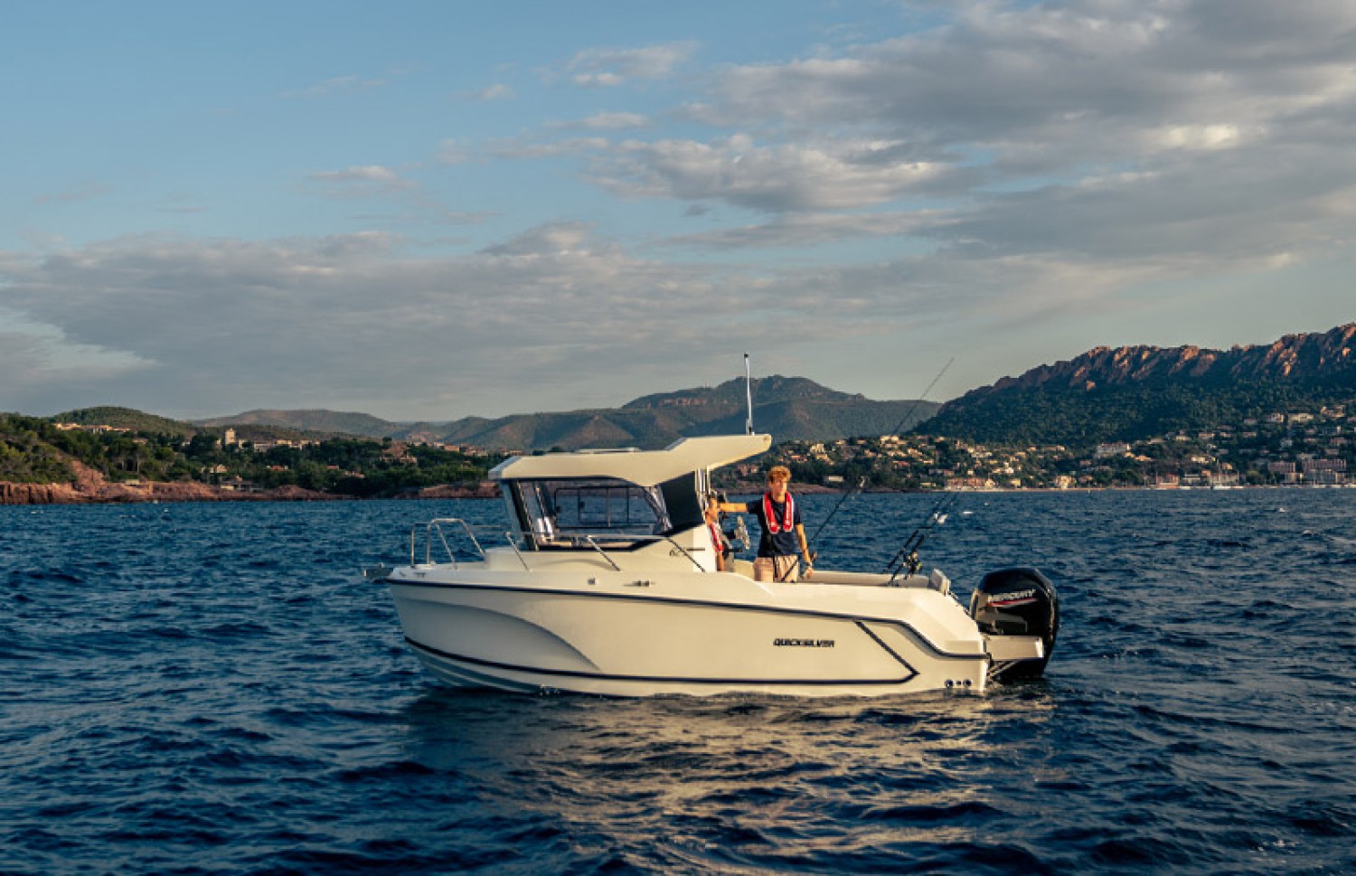 slider 1 Quicksilver Captur 625 Pilothouse